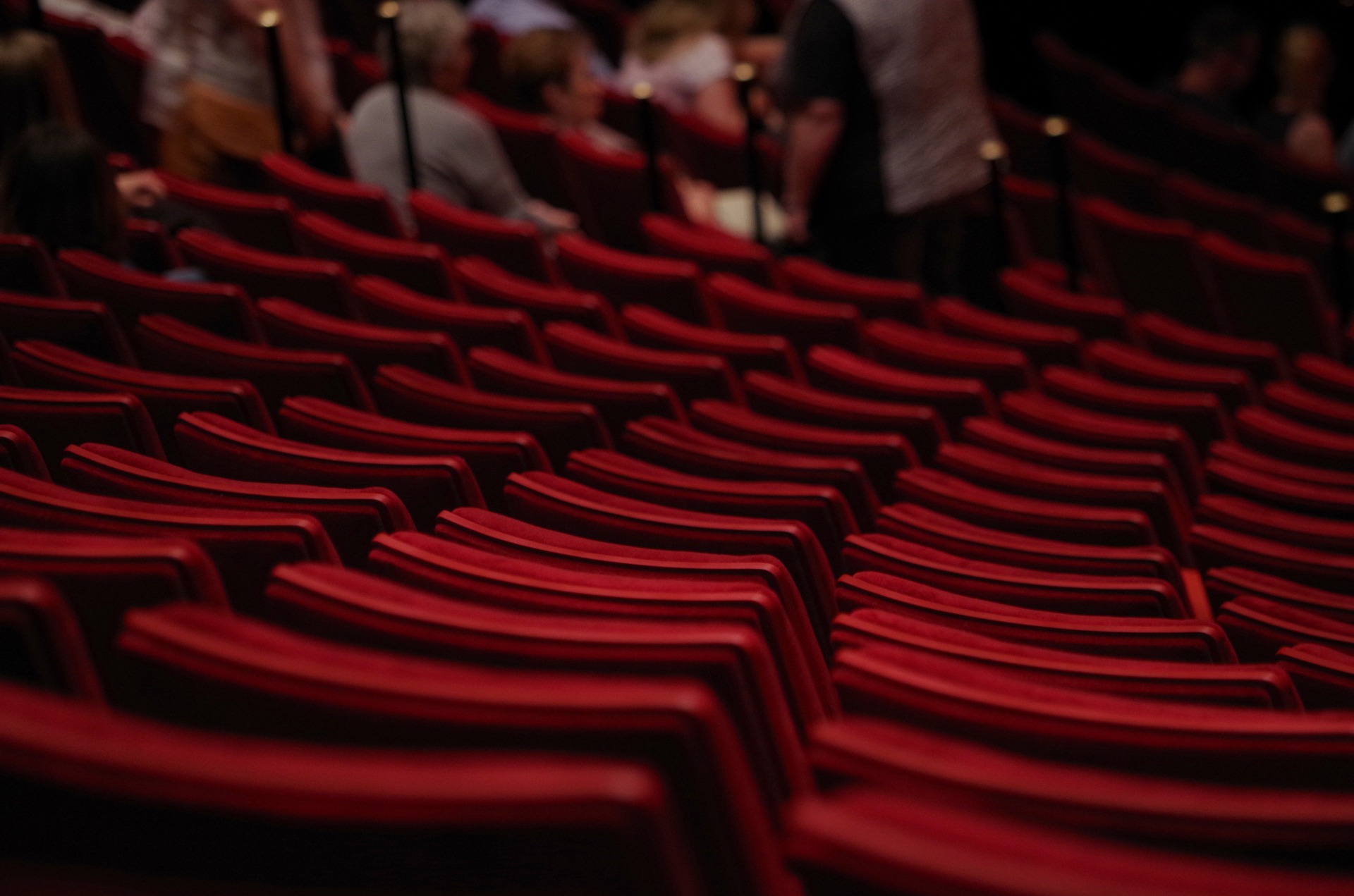 rote Sitzreihen im Theatersaal
