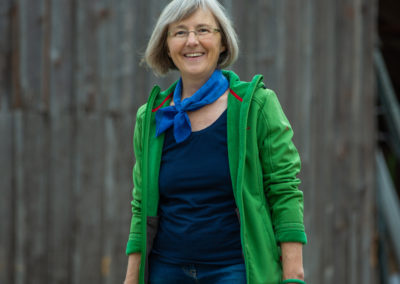 Portrait Stefanie Seemann auf dem Bauernhof: Grüne Jacke, hochgekrempelte Ärmel, Foto: Lena Lux