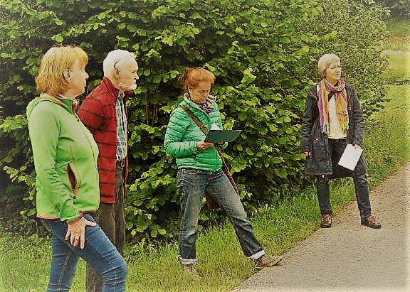 Stefanie Seemann besichtigt mit Linda Bahlo, Herrn Rieger und Christine Fischer den Ort