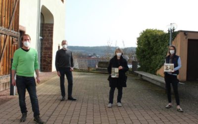Übergabe von Büchern über den Holocaust an Bücherei Heimsheim